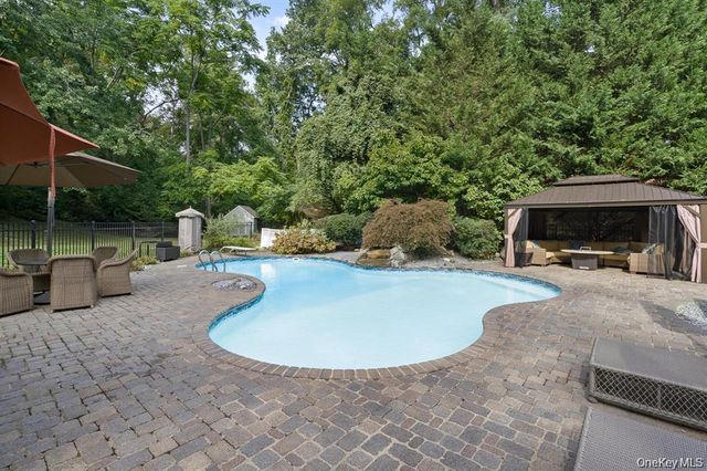 280 Southdown Road, Lloyd Harbor, NY 11743