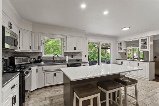 15320 W 92nd Place, Lenexa, KS 66219