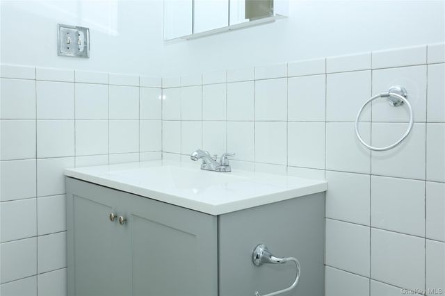 13 Regina Place, Yonkers, NY 10703