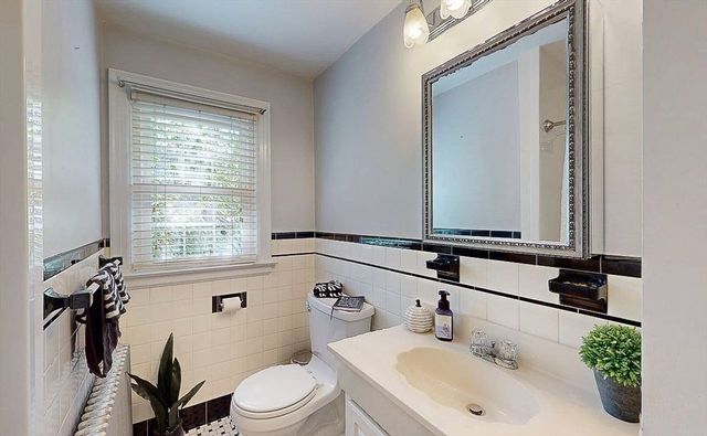14 Housatonic St, Worcester, MA 01606