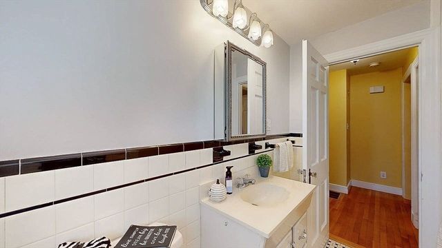 14 Housatonic St, Worcester, MA 01606