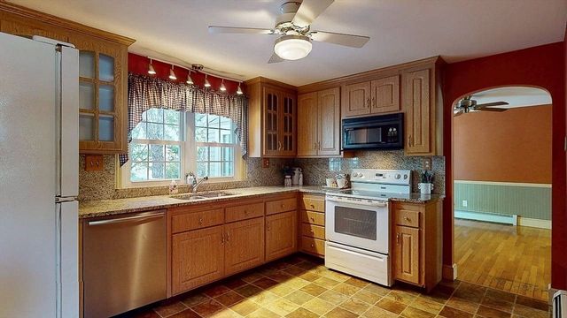 14 Housatonic St, Worcester, MA 01606