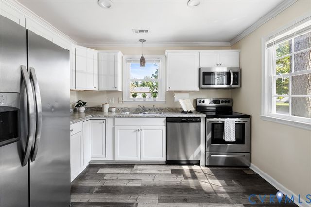 393 Red Oak Dr, Hopewell, VA 23860