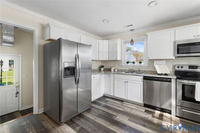 393 Red Oak Dr, Hopewell, VA 23860