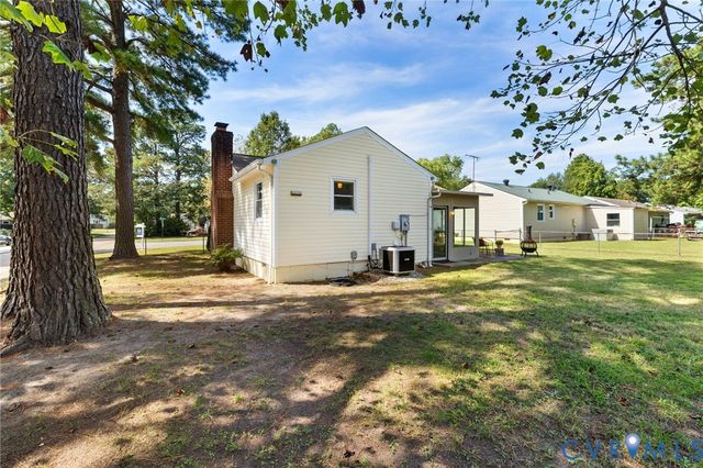 393 Red Oak Dr, Hopewell, VA 23860