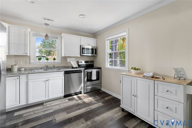 393 Red Oak Dr, Hopewell, VA 23860