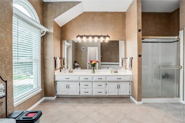5416 Oakview Street, Shawnee, KS 66216