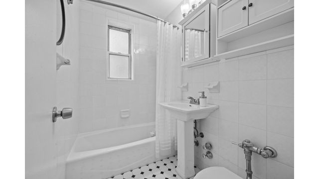 601 Kappock St Apt 2F, New York City, NY 10463