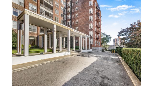 601 Kappock St Apt 2F, New York City, NY 10463