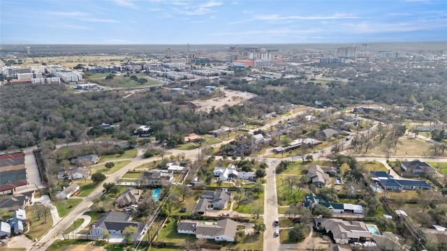507 Crescent Drive, Bryan, TX 77801