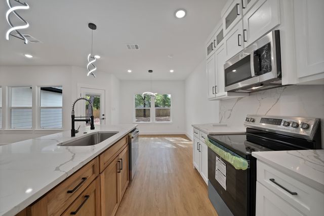 503 W Earl Street, Cleburne, TX 76033