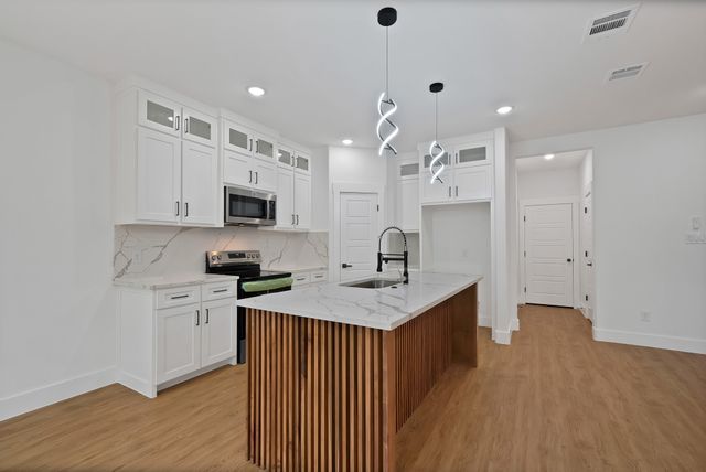 503 W Earl Street, Cleburne, TX 76033