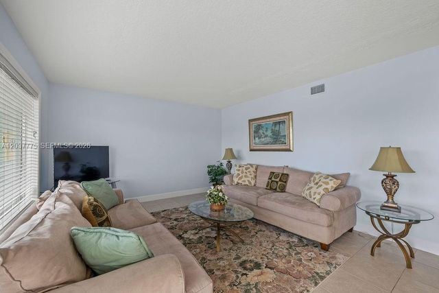 23 Royal Palm Pt B, Vero Beach, FL 32960