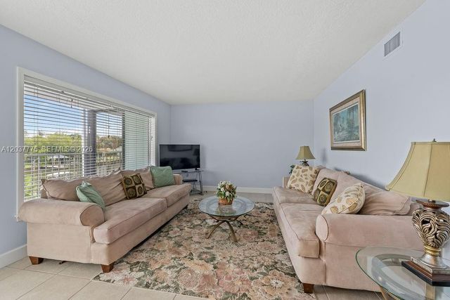 23 Royal Palm Pt B, Vero Beach, FL 32960