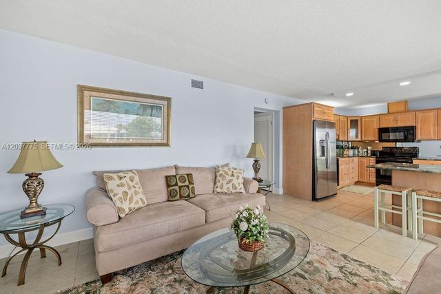 23 Royal Palm Pt B, Vero Beach, FL 32960