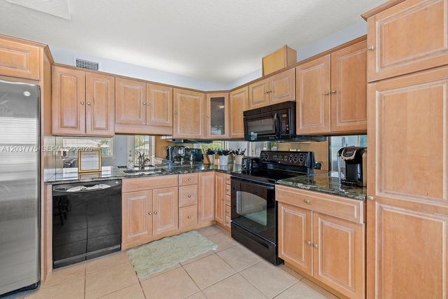 23 Royal Palm Pt B, Vero Beach, FL 32960