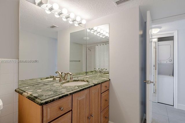 23 Royal Palm Pt B, Vero Beach, FL 32960