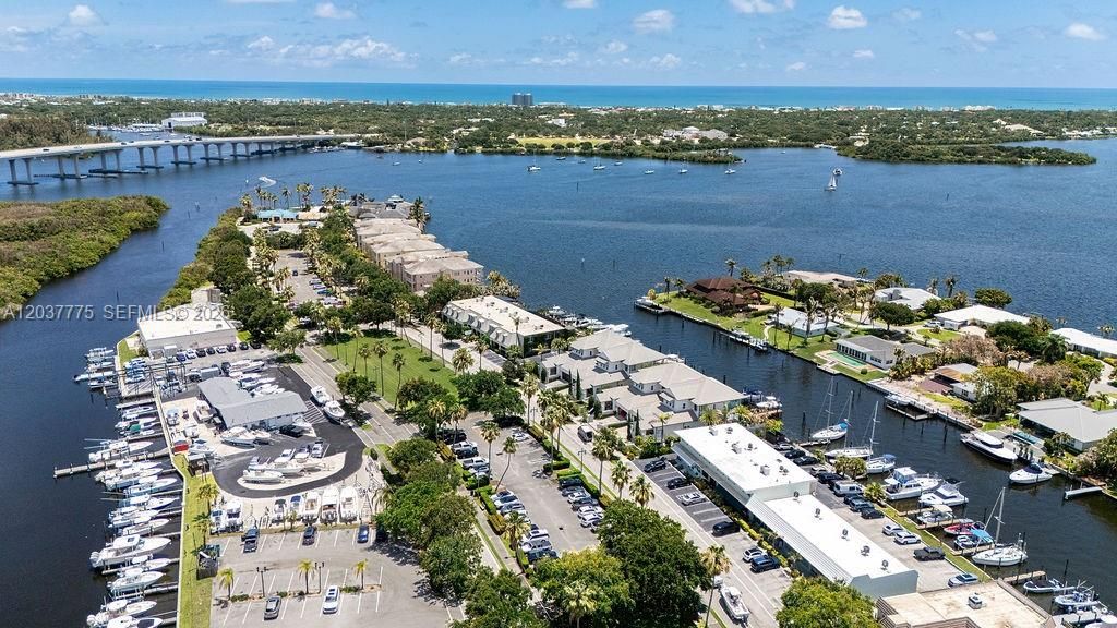 23 Royal Palm Pt B, Vero Beach, FL 32960
