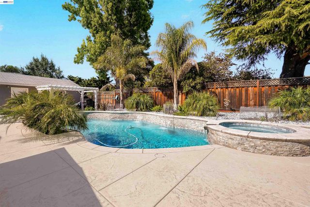 30562 Troon Pl, Hayward, CA 94544
