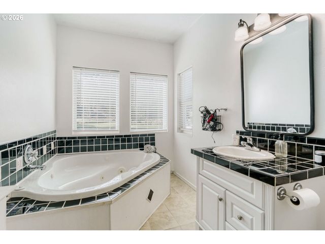 22375 S CADONAU Rd, Estacada, OR 97023