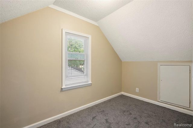 1035 E Madge Avenue, Hazel Park, MI 48030