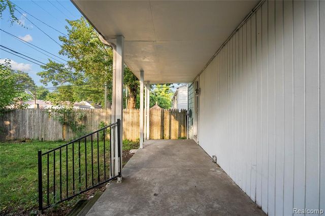 1035 E Madge Avenue, Hazel Park, MI 48030