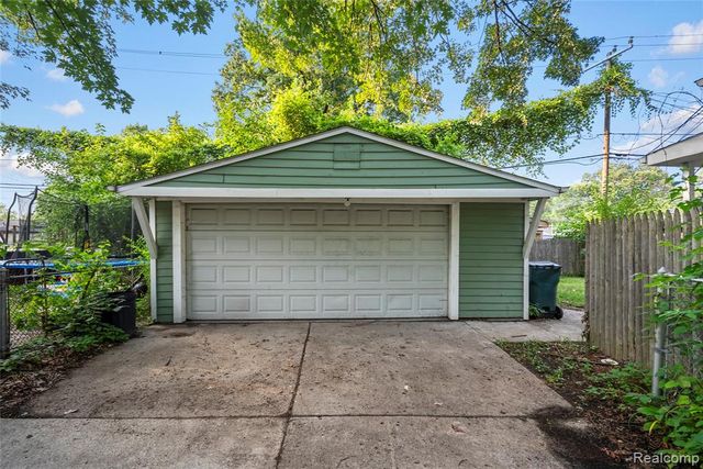 1035 E Madge Avenue, Hazel Park, MI 48030