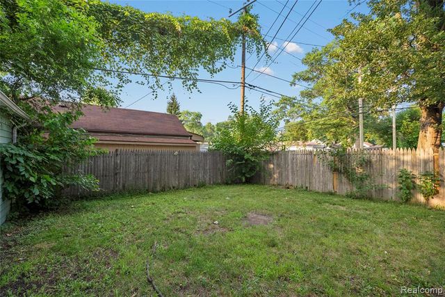 1035 E Madge Avenue, Hazel Park, MI 48030