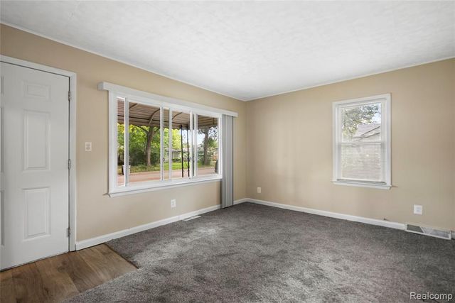 1035 E Madge Avenue, Hazel Park, MI 48030