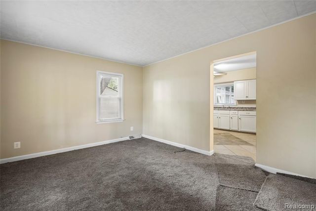 1035 E Madge Avenue, Hazel Park, MI 48030