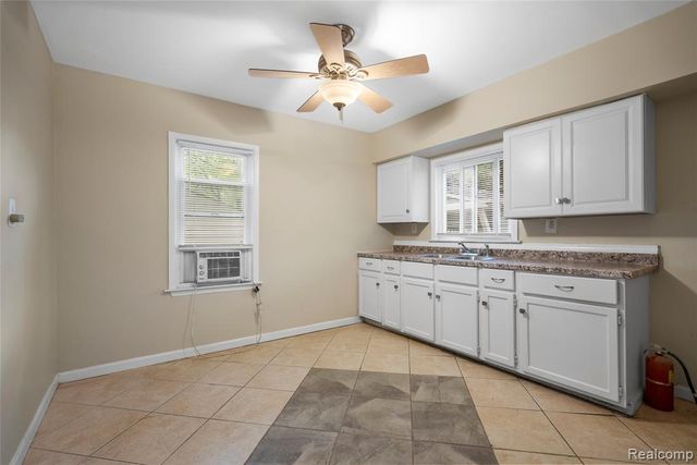 1035 E Madge Avenue, Hazel Park, MI 48030