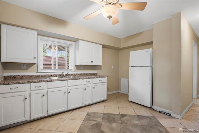 1035 E Madge Avenue, Hazel Park, MI 48030