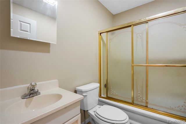 1035 E Madge Avenue, Hazel Park, MI 48030