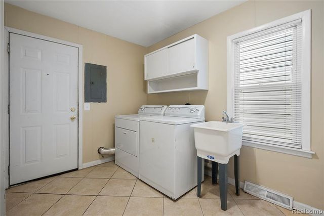 1035 E Madge Avenue, Hazel Park, MI 48030