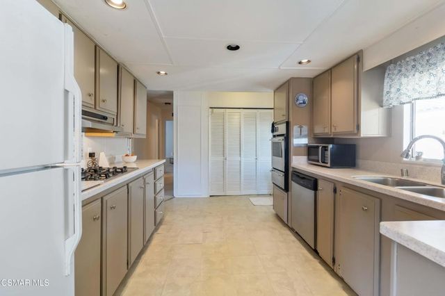 195 Tierra Rejada Road 204, Simi Valley, CA 93065