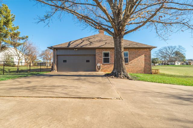 100 San Chez Drive, Lake Kiowa, TX 76240