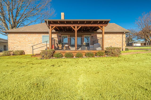 100 San Chez Drive, Lake Kiowa, TX 76240