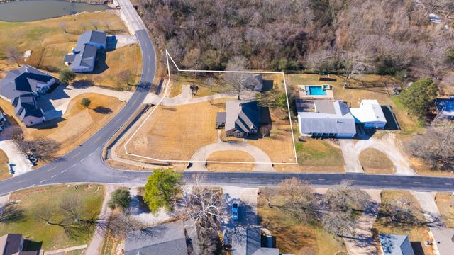 100 San Chez Drive, Lake Kiowa, TX 76240