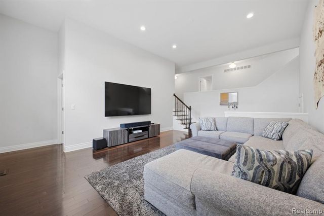 26296 Franklin Court, Franklin, MI 48025