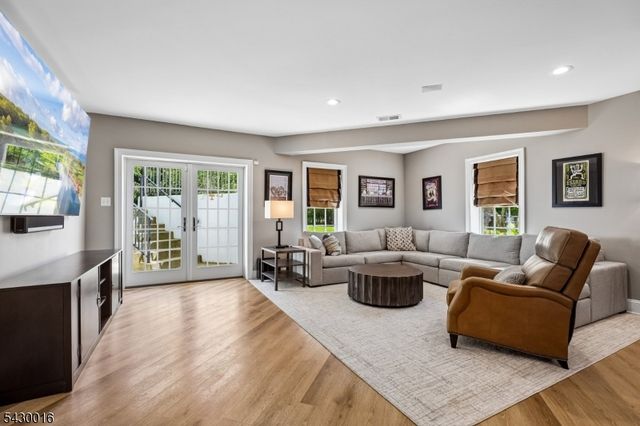 1 Buckeye Ln, Raritan Twp., NJ 08822