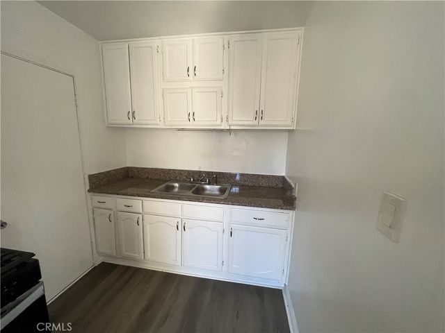 1930 W Manchester, Los Angeles, CA 90047