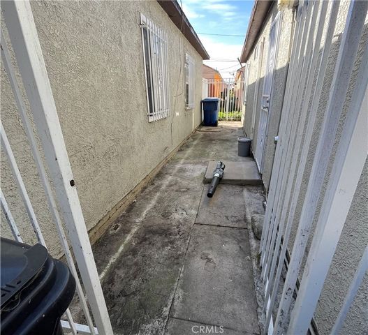 1930 W Manchester, Los Angeles, CA 90047