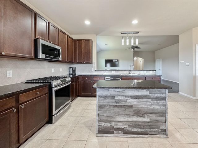 332 Country Crossing Circle, Magnolia, TX 77354