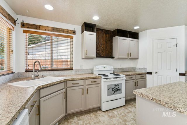 11761 Tidewater St, Caldwell, ID 83605