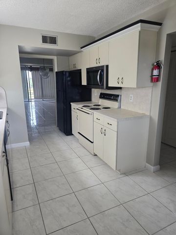6850 10th Avenue N 406, Greenacres, FL 33467