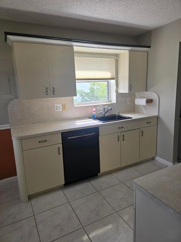 6850 10th Avenue N 406, Greenacres, FL 33467