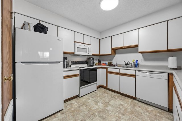 56 West Side Drive, Iowa City, IA 52246