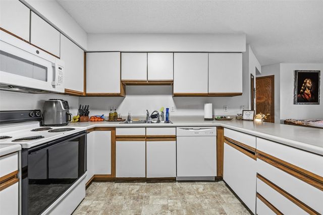 56 West Side Drive, Iowa City, IA 52246