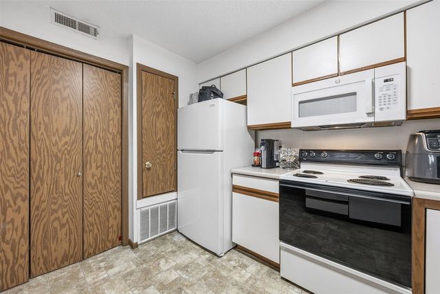 56 West Side Drive, Iowa City, IA 52246