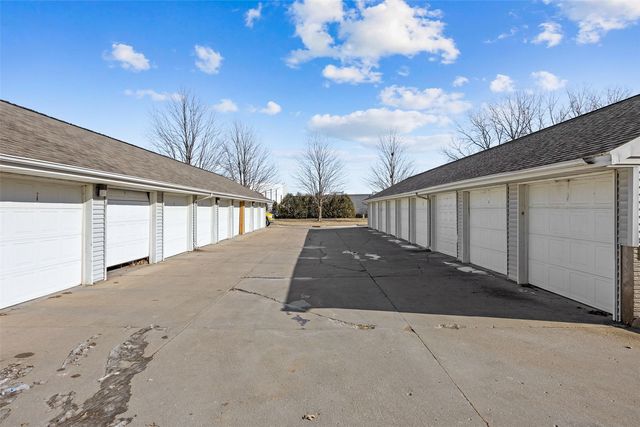 56 West Side Drive, Iowa City, IA 52246